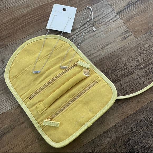 Kendra Scott travel jewelry case plus 2 necklaces - Picture 1 of 7
